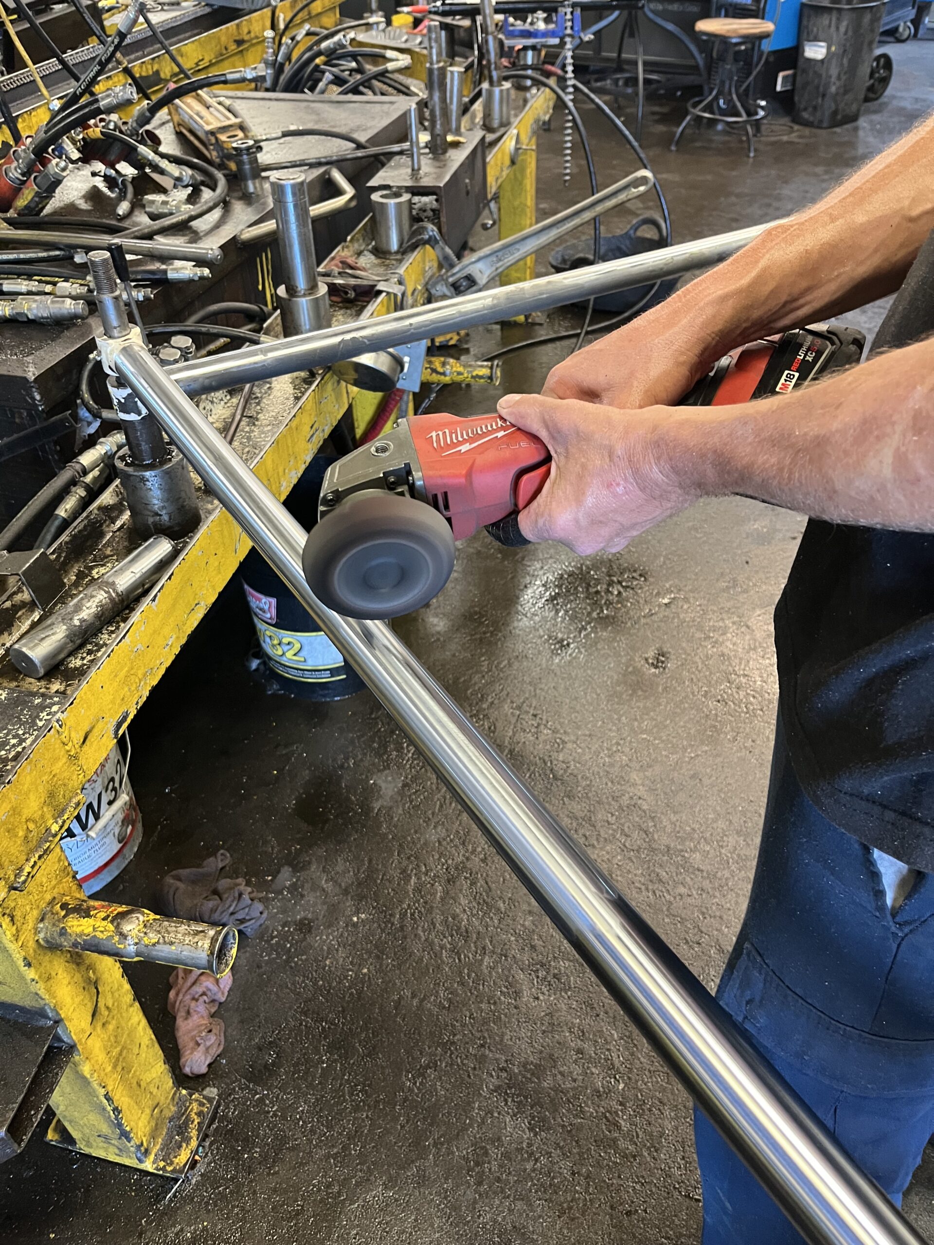 Polishing a hydraulic cylinder rod
