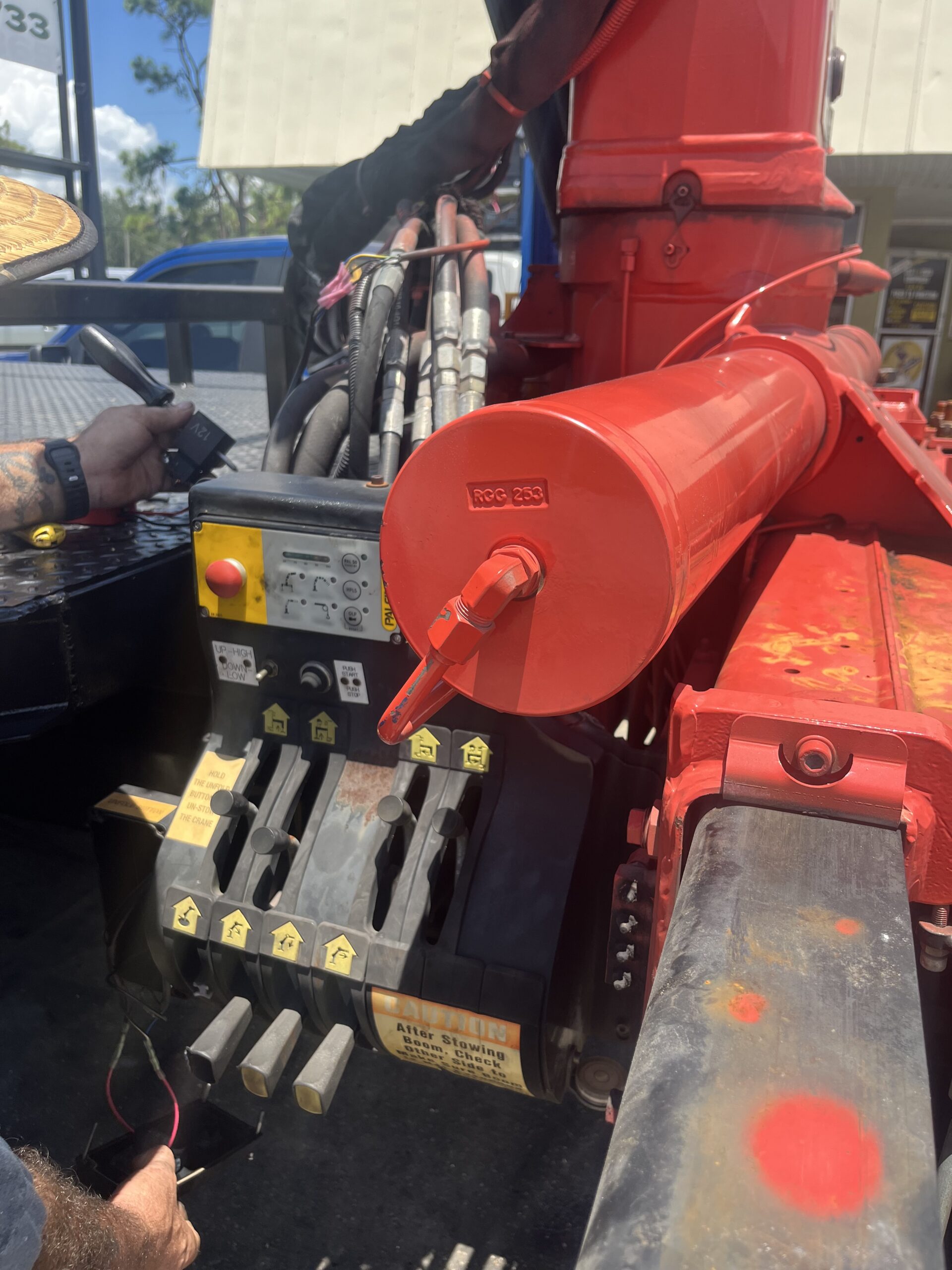 Crane boom hydraulic cylinder and hoses